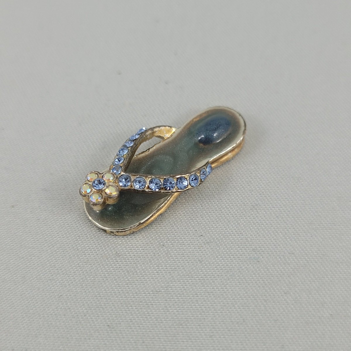 Avon SP 2007 Blue Enamel Rhinestone Birthstone September Adorable Flip Flop 1 Inch Pendant