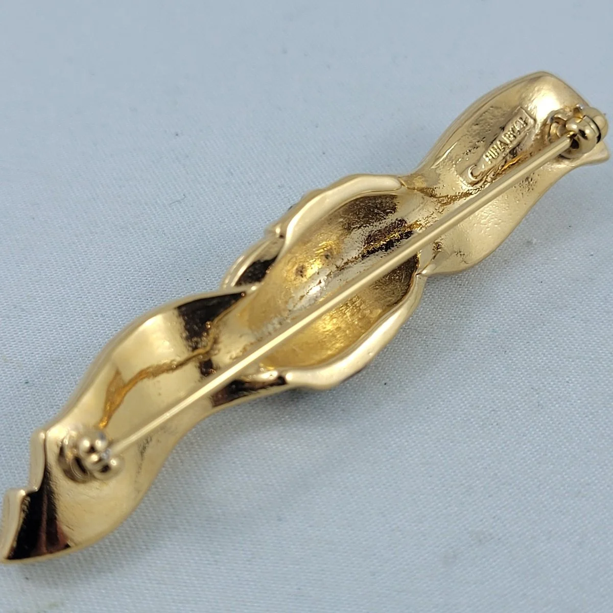 Nina Ricci Crystal Rhinestone Knotted Wavy Ribbon Gold Brooch Backside