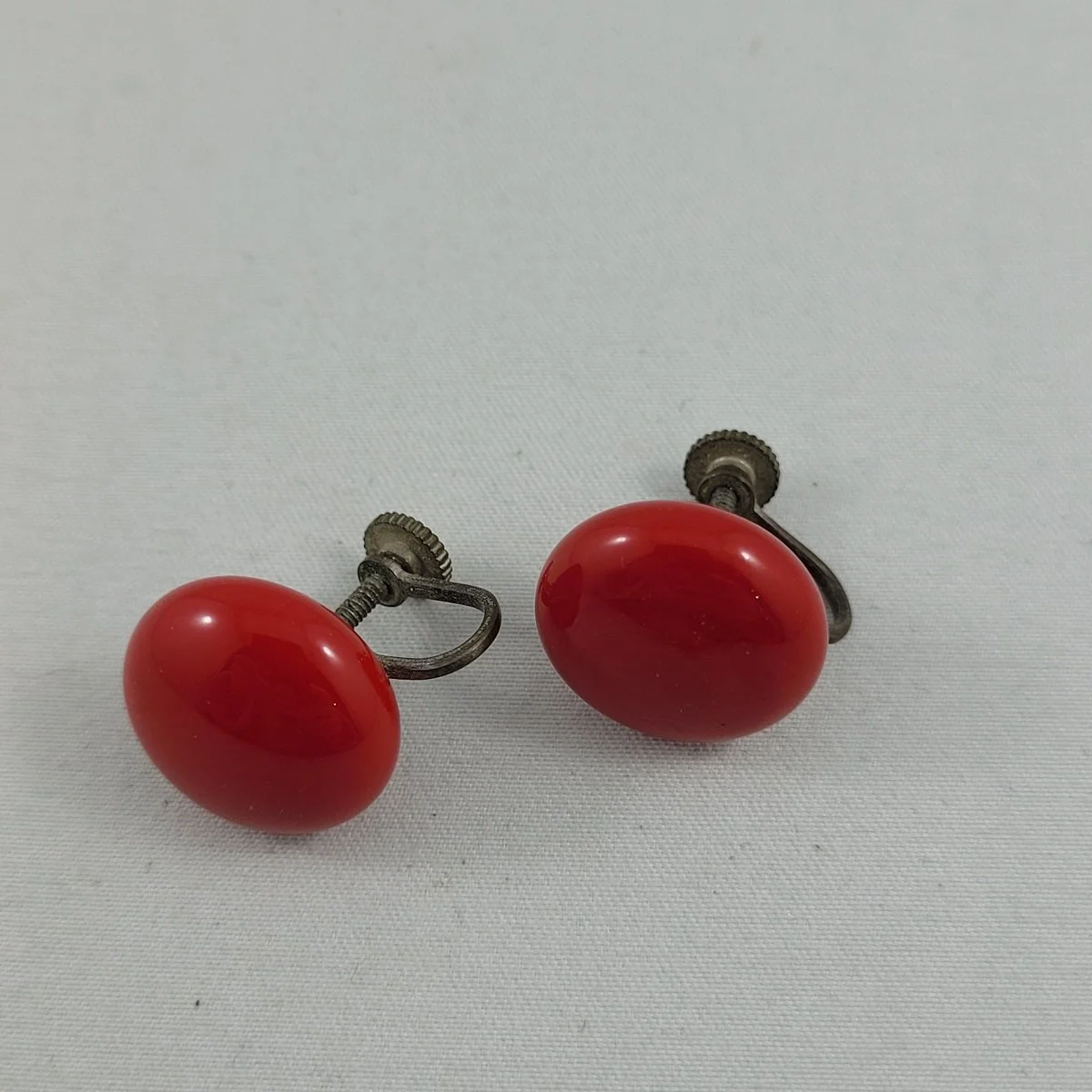 1940's - 1950's Bright Cherry Red 16mm Round Glass Screw-back Earrings -1.jpg