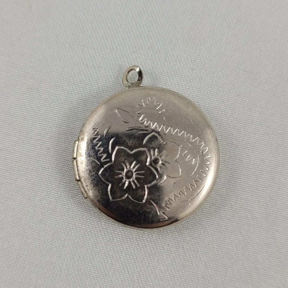 Polished Silver Etched Floral .875 Inch Round Locket Pendant