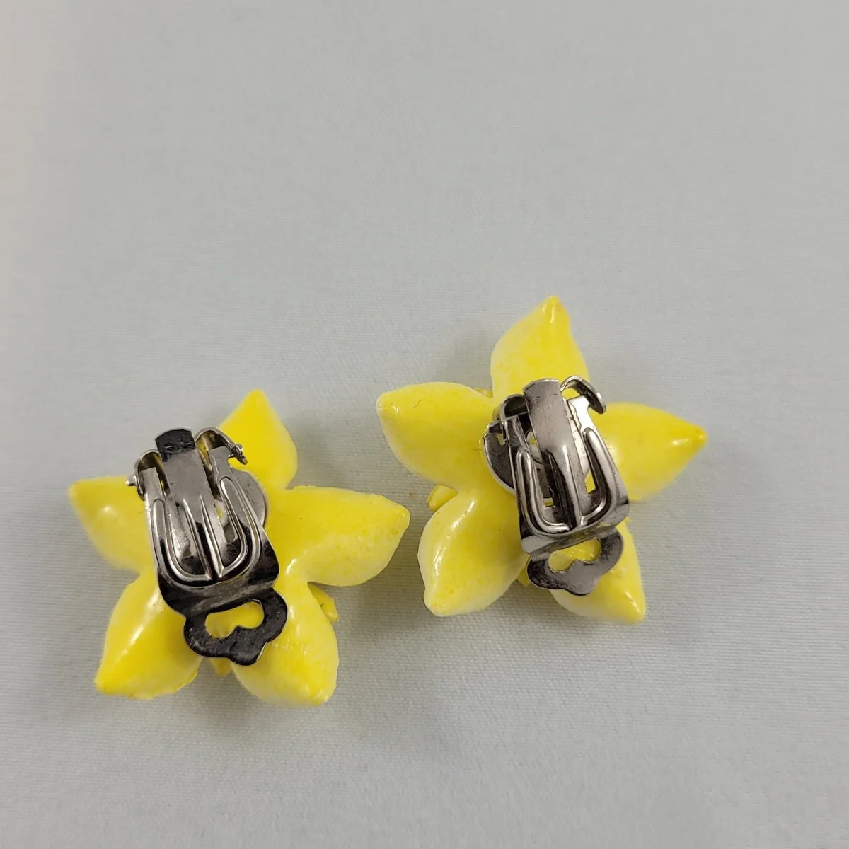 Ges Gesch 126 Germany 1940's-50's Yellow Celluloid Plastic Daffodil Flower 1.25 Inch Clip Earrings