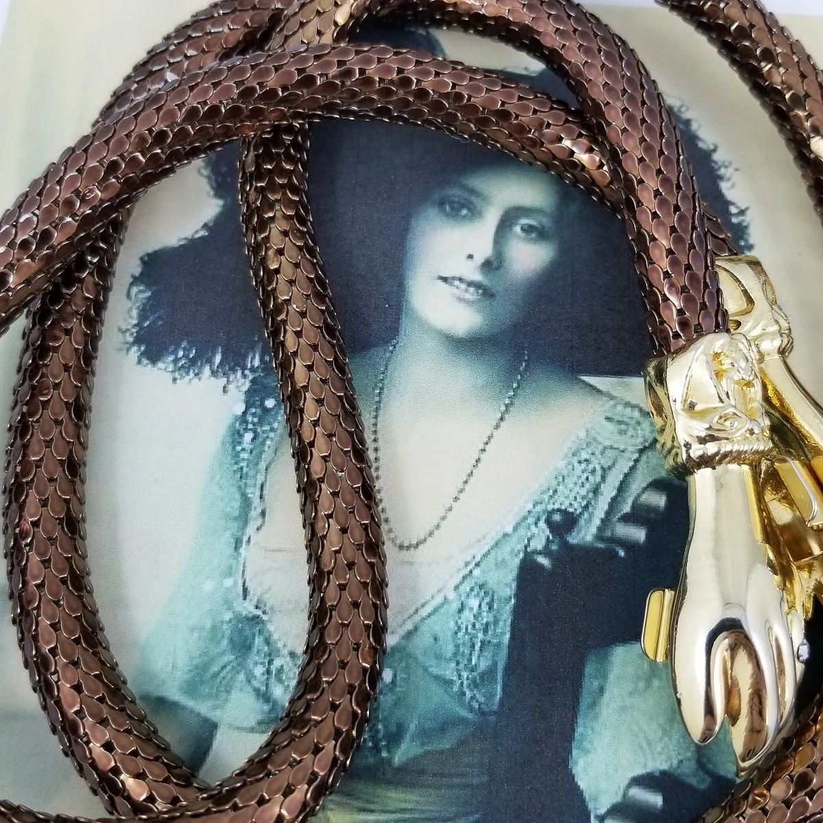 1970s DL Auld Clasping Hands Gold Tone Mesh Belt/Necklace ✨ DL Auld Black and Gold Mesh Hands Belt – Moorchild Paris Vintage main image 4