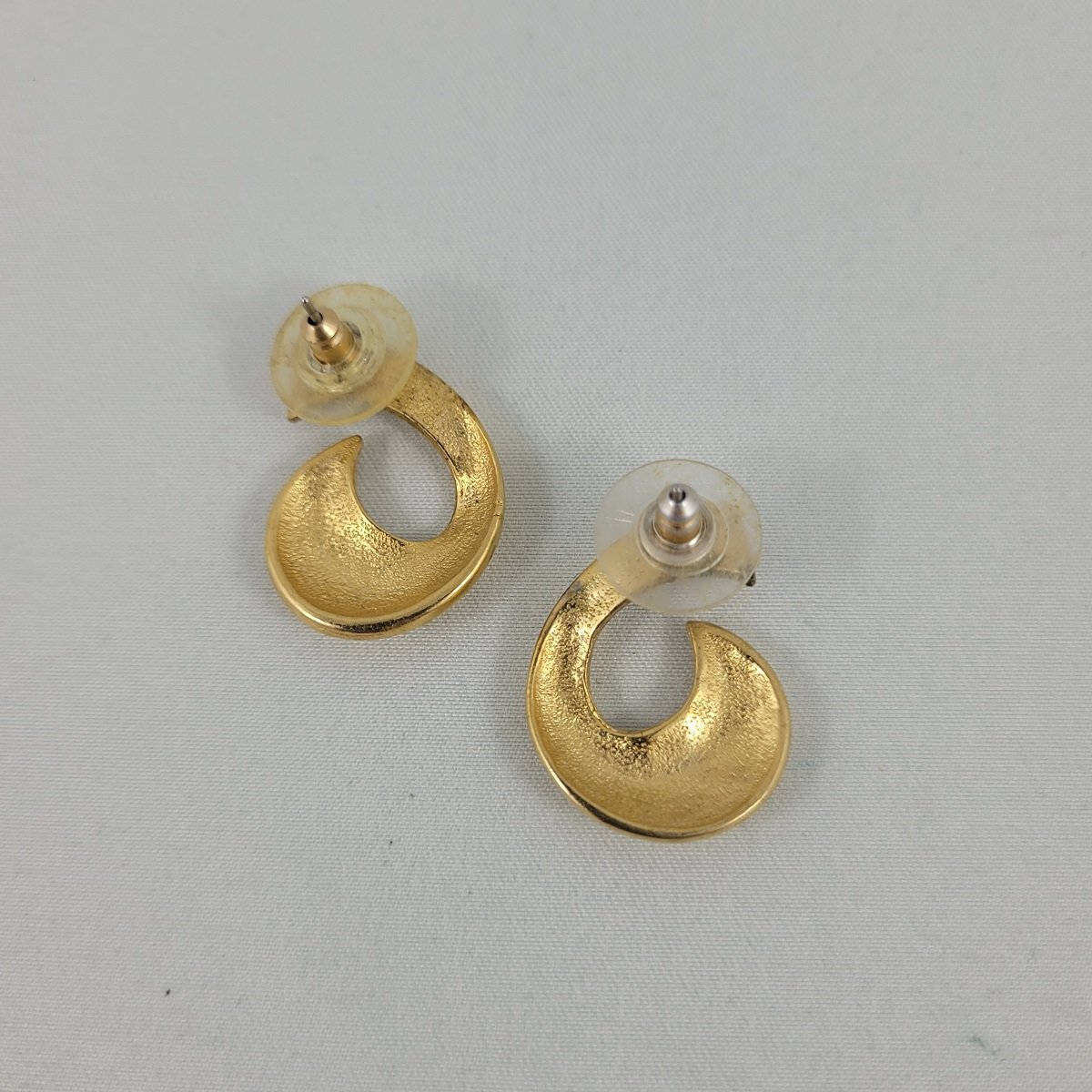1990's Polished and Matte Gold Loop 1 Inch Drop Pierced Earrings Backside