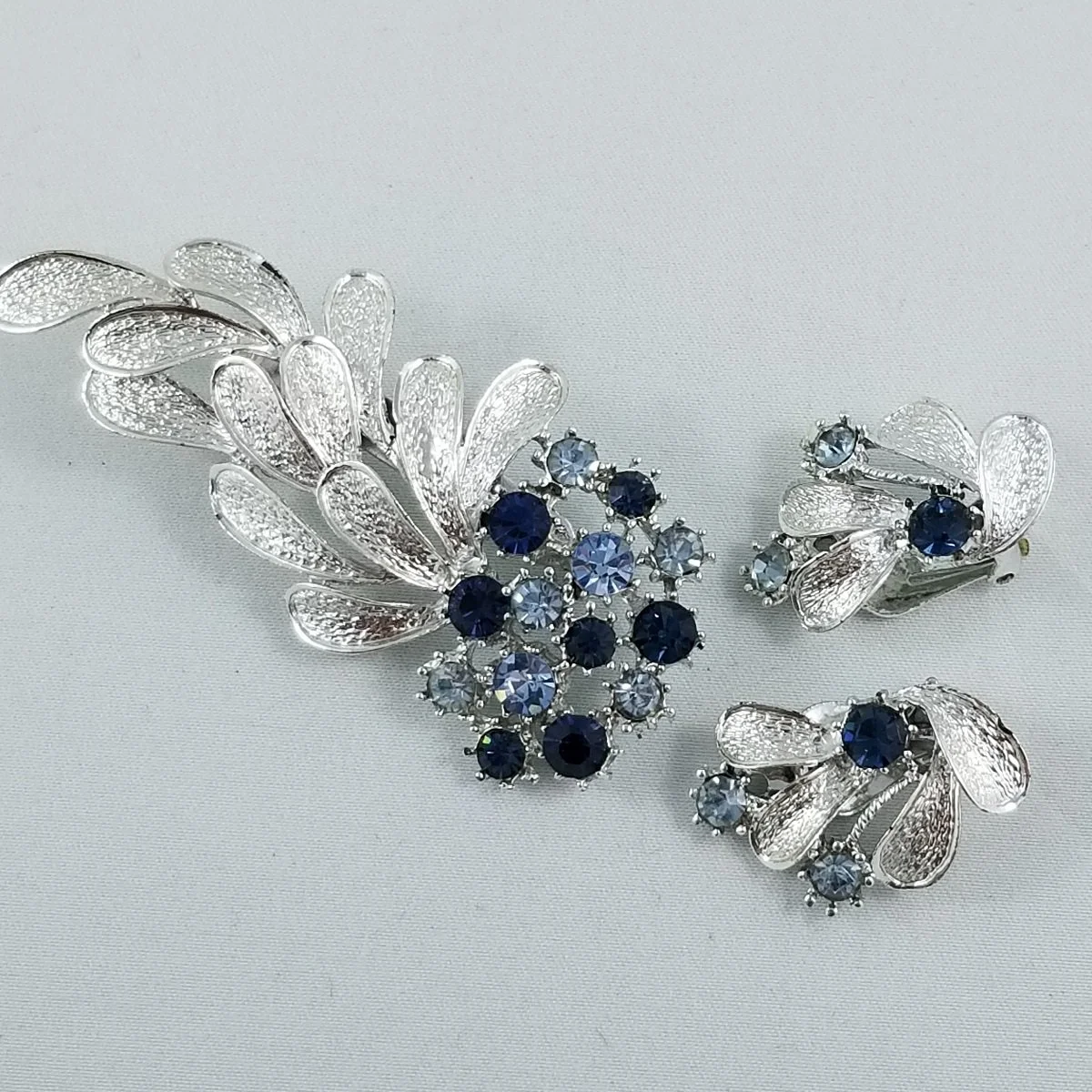 Coro Pegasus Sapphire Montana Blue Rhinestone Florentine Leaf Demi Parure Brooch Earrings Set.jpg