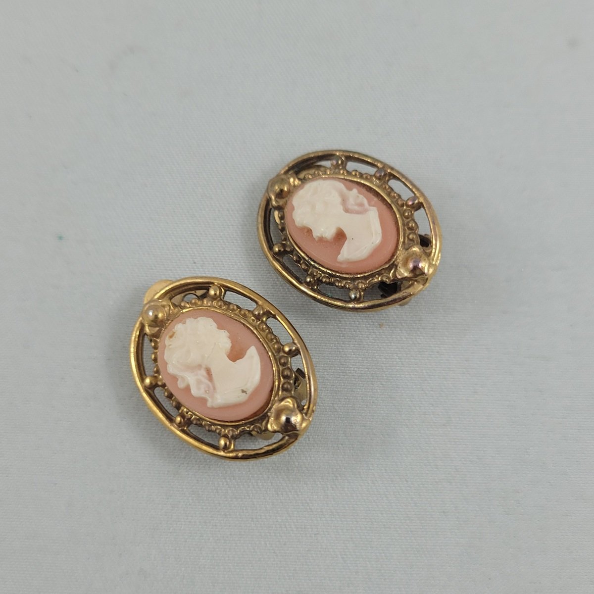Cameo Maiden Oval Coral Resin 1949 Patent 156452 Clip-on .875 Inch Dark Gold Earrings Leftside