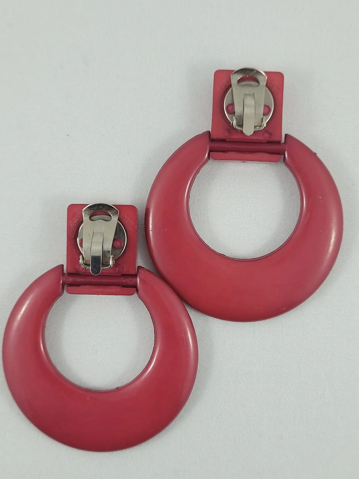 Italian Brev. Pat Brevetto Patent Door Knocker Deep Rose Pink Lucite Plastic Flat Hoop Clip-on Earrings -1.jpg (Copy)