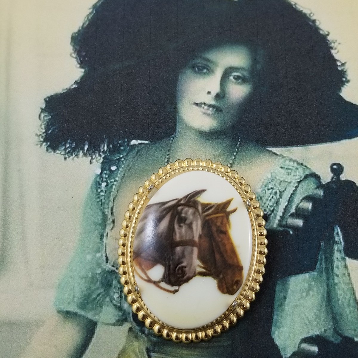 Equestrian Transferware Two Horse Heads Cameo Plastic Oval Gold-tone Setting Brooch Pose