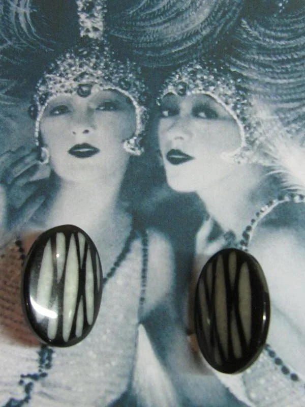 Art Deco Retro Style Marbled White Laminated Lucite Black Abstract Web 1.375 Inch Oval Pierced Earrings -Pose