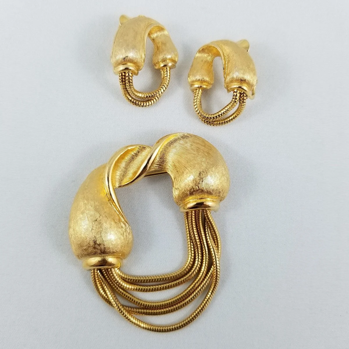 Coro Pegasus Florentine Folded Ribbon Snake Chain Swag Demi Parure Brooch Earrings Set