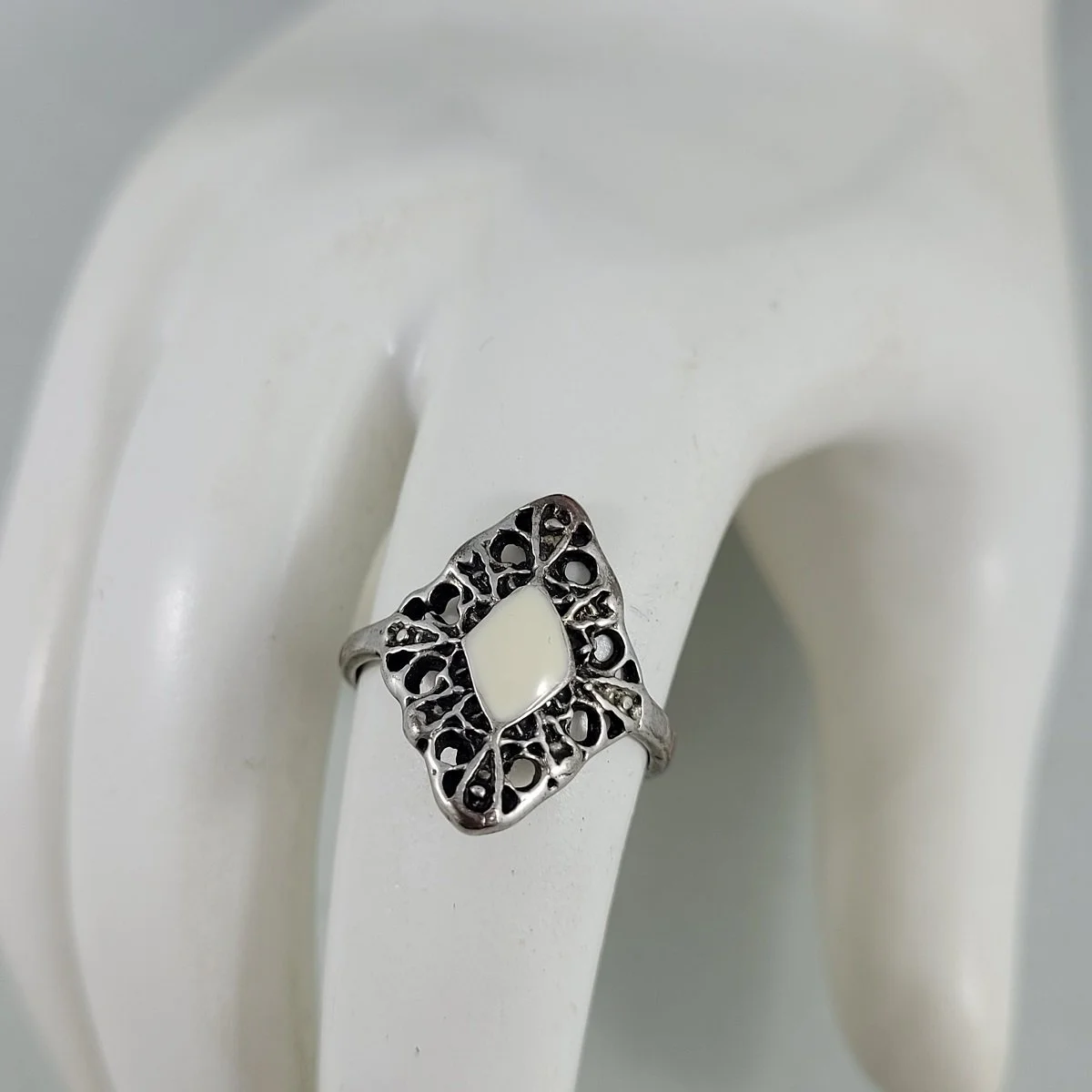 Silver plated Copper Diamond Shape Filigree Cream Enamel Ring Size 5.5