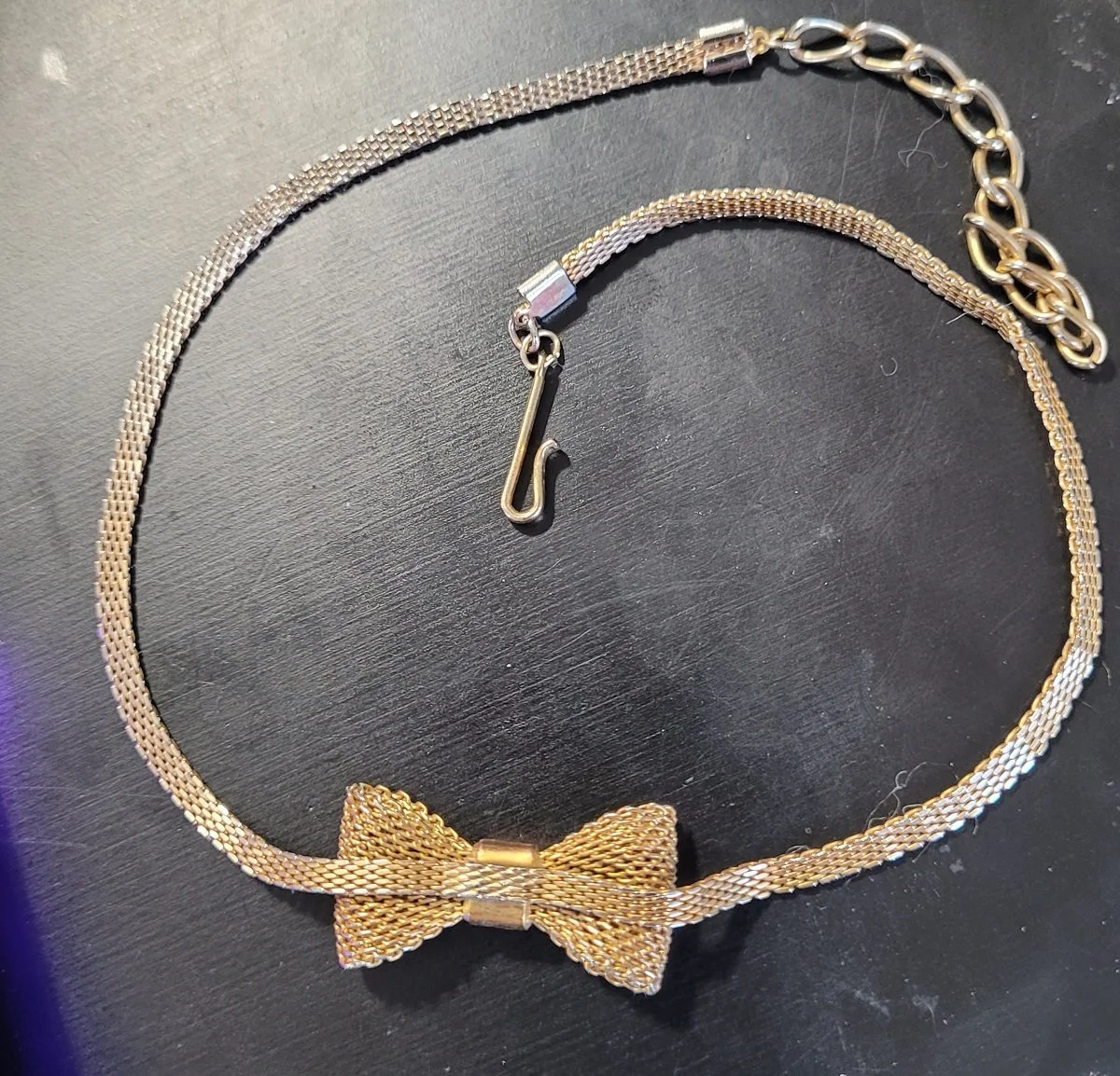 1950's - 1960's Gold Flat Mesh Chainmaille Bow 16 Inch Choker Necklace -D.jpg (Copy)