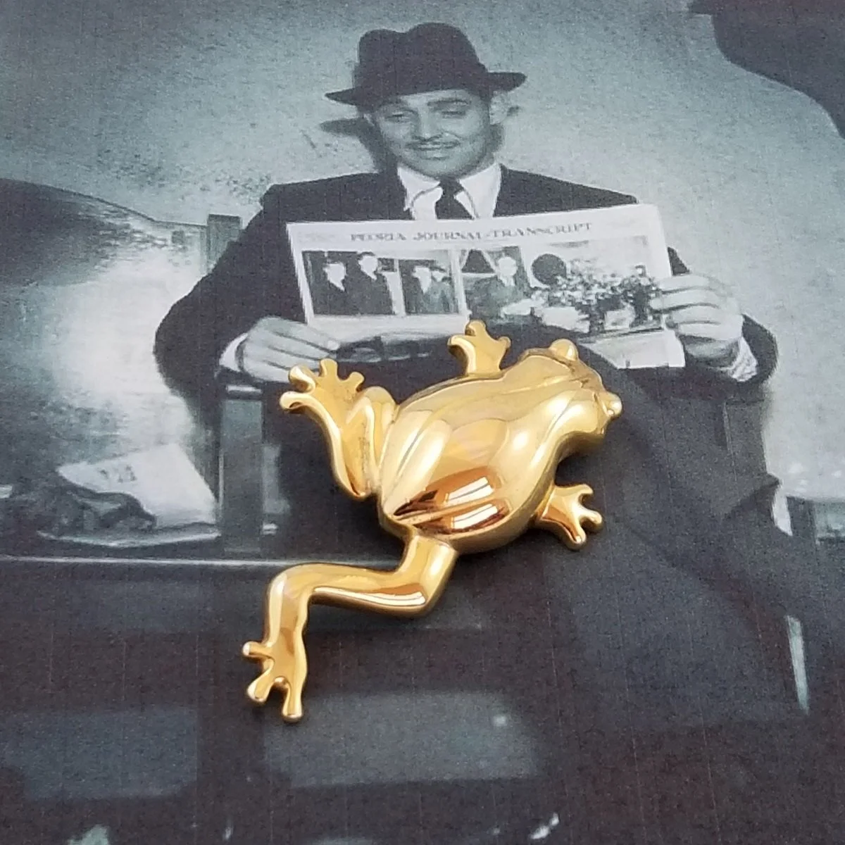 Liz Claiborne Polished Gold-tone Leaping Frog Brooch -2.jpg