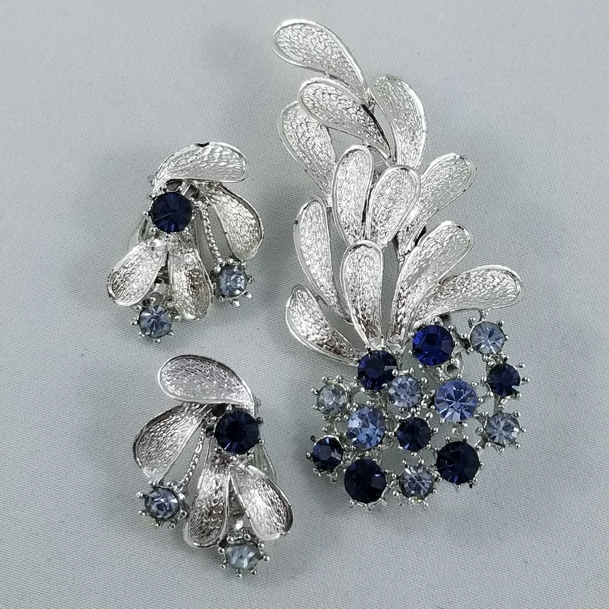 Coro Pegasus Sapphire Montana Blue Rhinestone Florentine Leaf Demi Parure Brooch Earrings Set -3.jpg