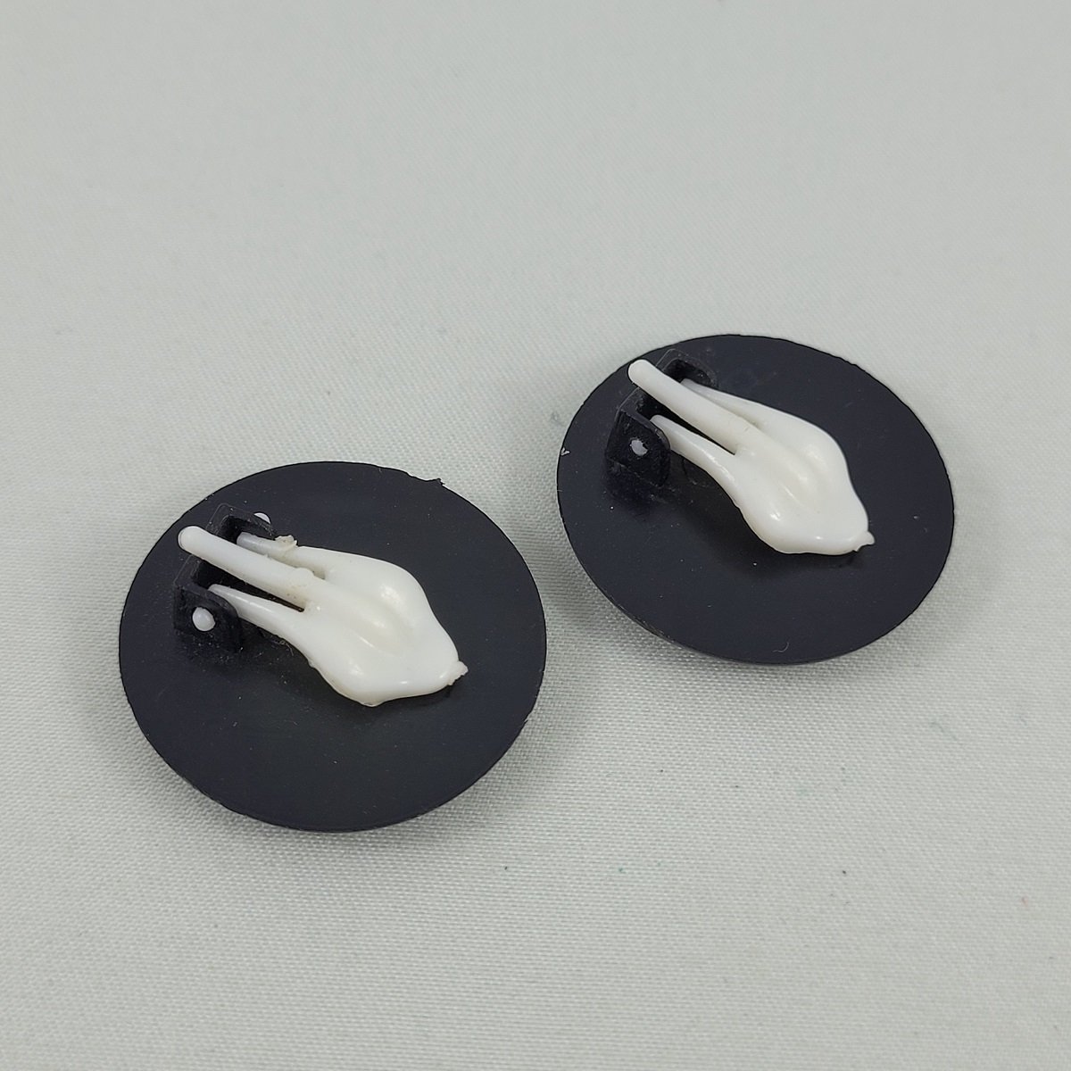 1950's Monochrome Nylon Plastic 1.125 Inch Round Clip Earrings -1.jpg