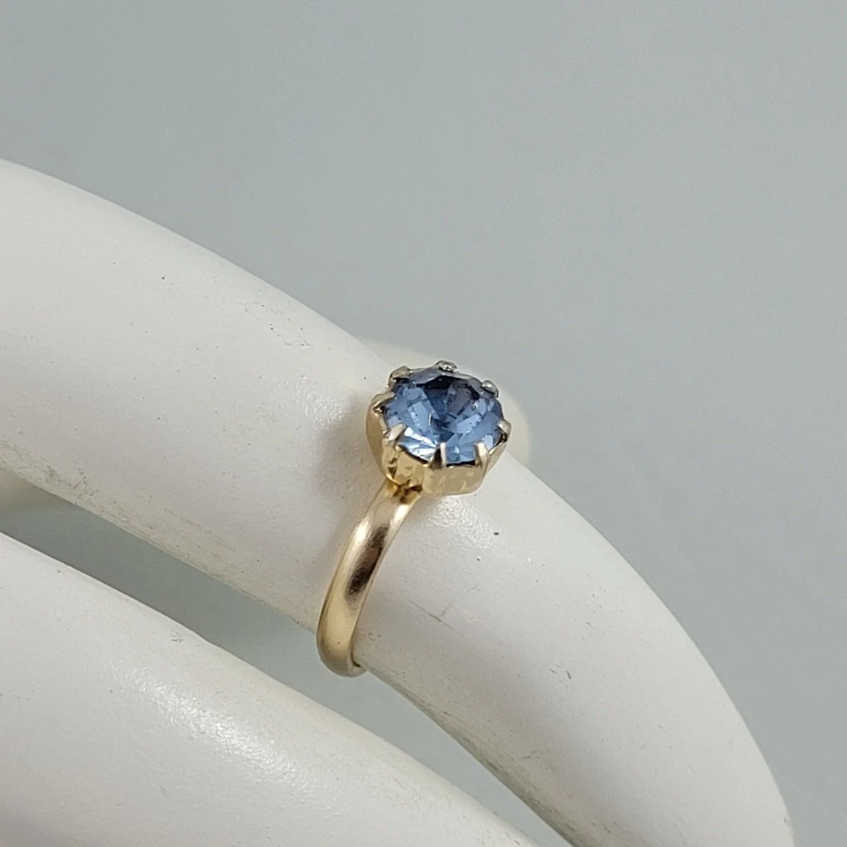 1960's - 1970's Gold Plate Aluminum Prong Set Faceted Glass Blue Sapphire September Birth Stone Ring Size 5.5 Side View