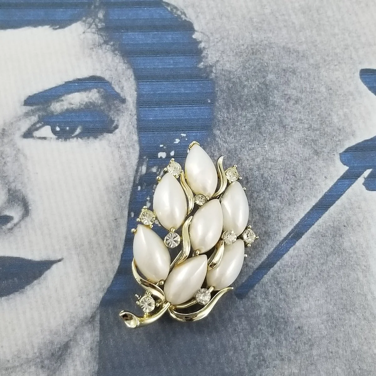 Lisner Marquise Pearl Cabochon Clear Chaton Rhinestone Open-back Pale Gold Leaf Brooch -2.jpg