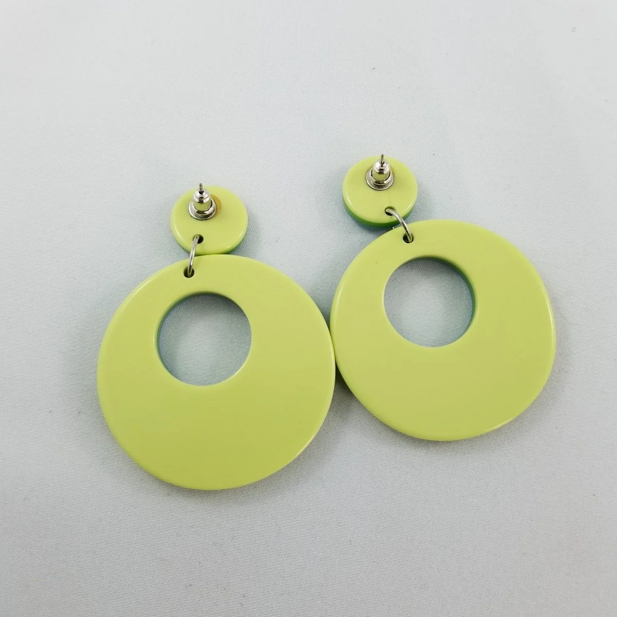 Lea Stein Paris Attributed Tri-Color Laminated Rhodoid Flat Tapered Aperture Hoop Drop Pierced Earrings