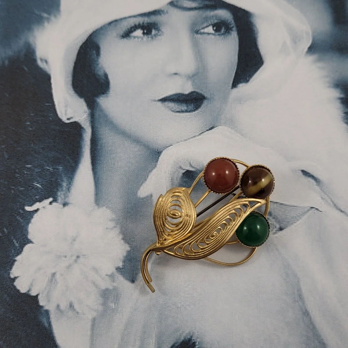 Vintage Triple Round Genuine Carnelian Agate Cabochon Stone Brass Cannetille Filigree Leaf Flower 2 Inch Brooch Pose