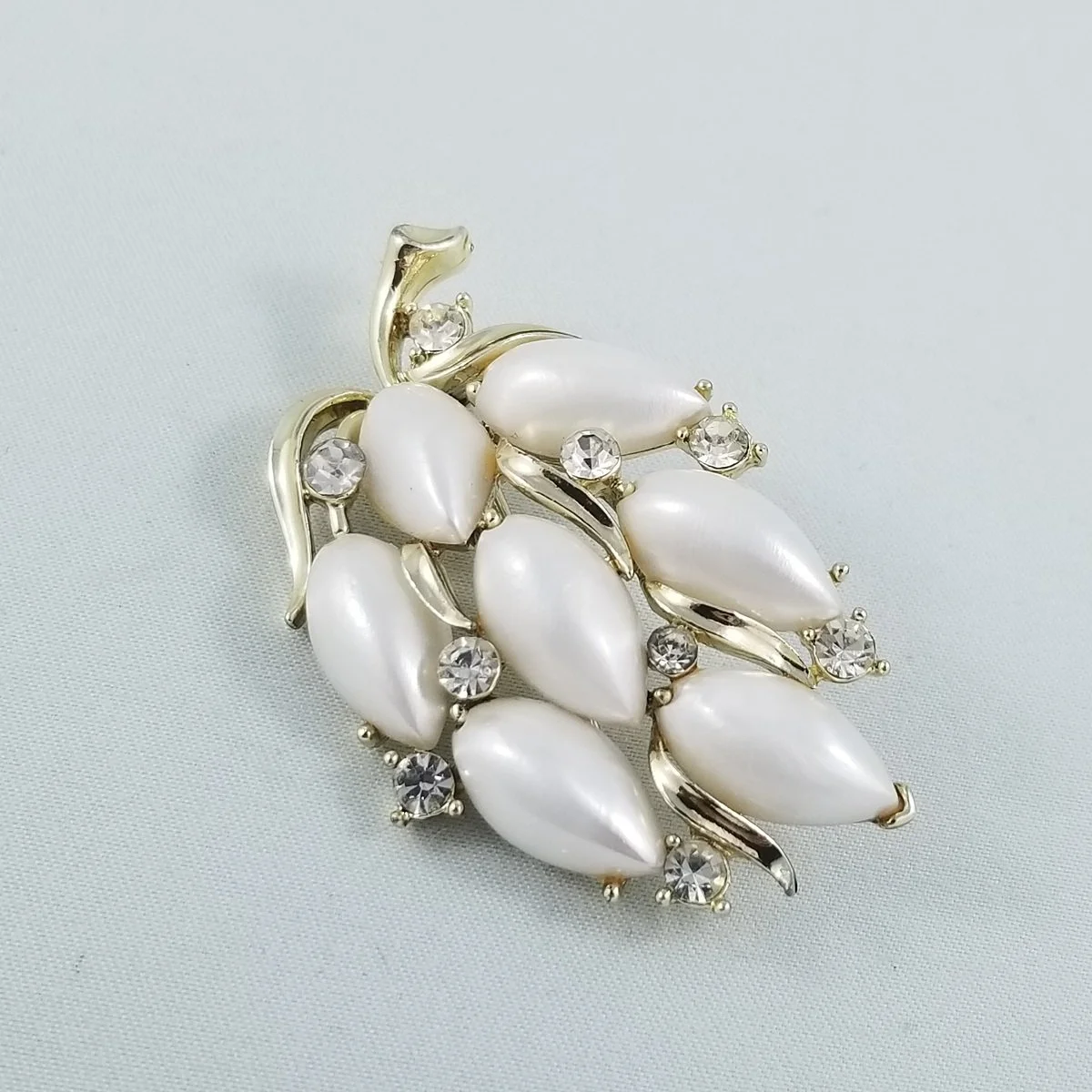 Lisner Marquise Pearl Cabochon Clear Chaton Rhinestone Open-back Pale Gold Leaf Brooch -1.jpg