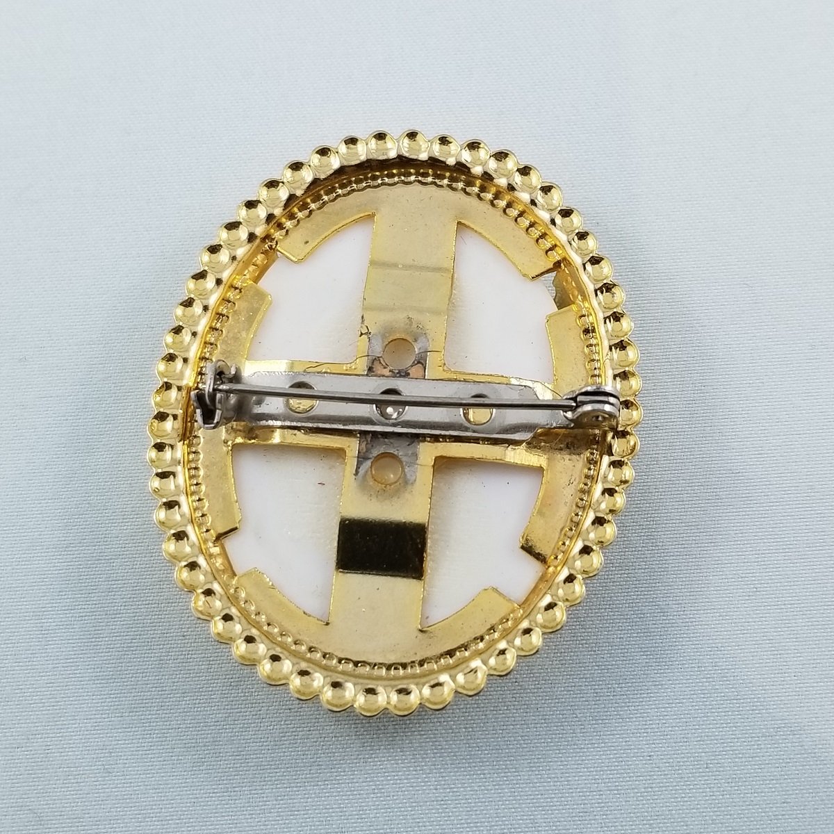 Equestrian Transferware Two Horse Heads Cameo Plastic Oval Gold-tone Setting Brooch Backside
