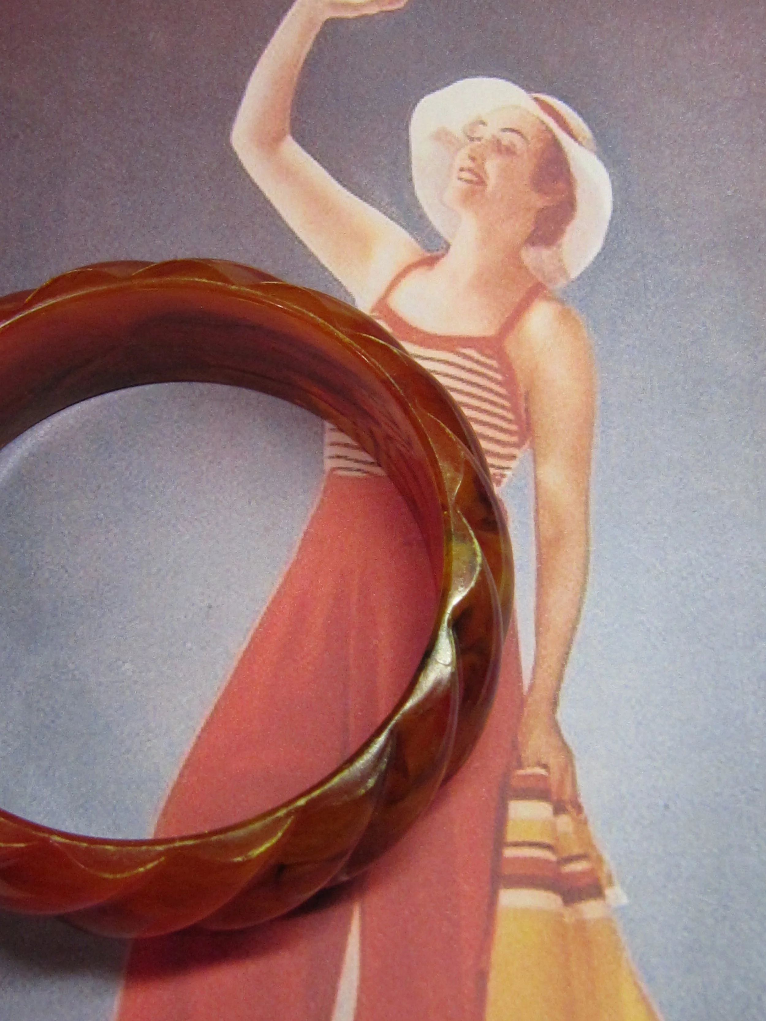 1960's Root Beer Swirl Fakelite Lucite Plastic Ribbed Twist 1 Inch Bangle Bracelet - Pose