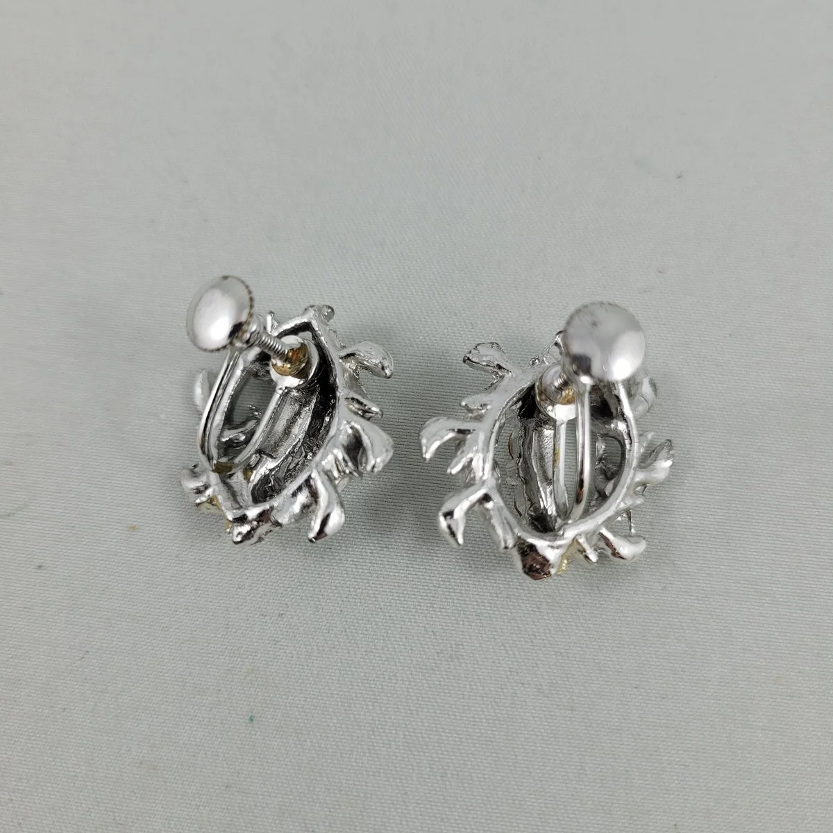 1950's Rhodium Leaf Wreath Clear Chaton Rhinestone 1 Inch Screw-Back Earrings Backside