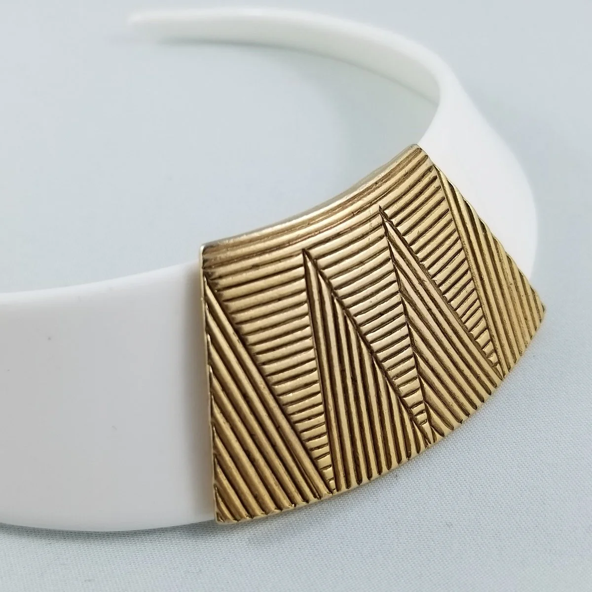 Egyptian Revival White Lucite Ribbed Gold-tone Cleopatra Collar Necklace -3.jpg