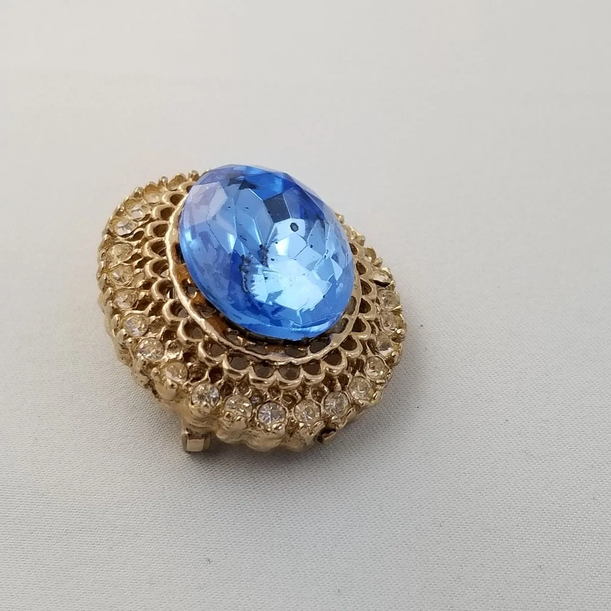 Austrian Unmarked Faceted Simulated Blue Sapphire Clear Chaton Rhinestone Gold Plated Open-back Oval Brooch Side View
