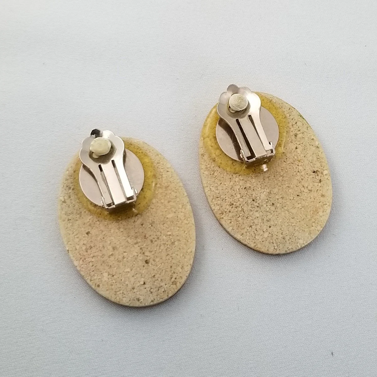 Lee Sands 1980's Hawaiian Dyed Crushed Stone Brass Inlay 1.625 Inch Oval Resin Clip-on Earrings -3.jpg