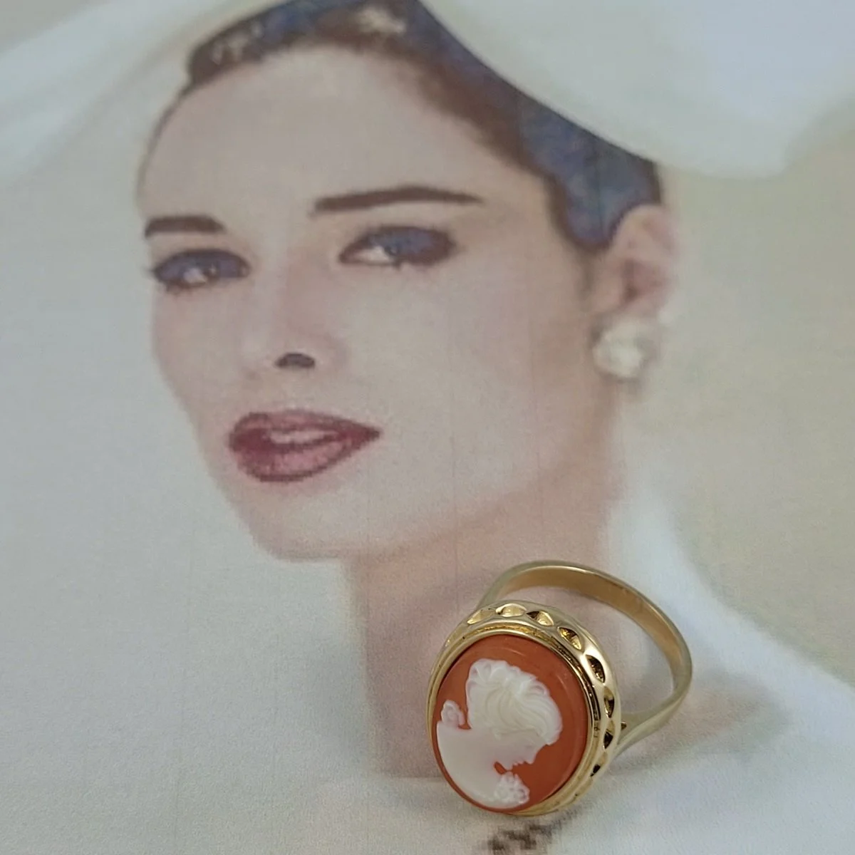 Avon Oval Coral Resin Cameo Maiden Raised Bridge Setting Open Back Gold Ring Sz 7