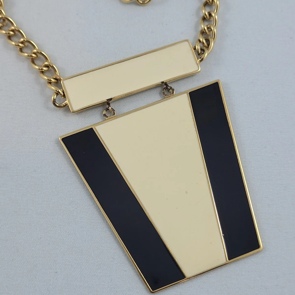 Monet 1970's Monochrome Gloss Enamel Gold 5mm Curb Chain Fixed Articulated Pendant Opera Necklace -1.jpg