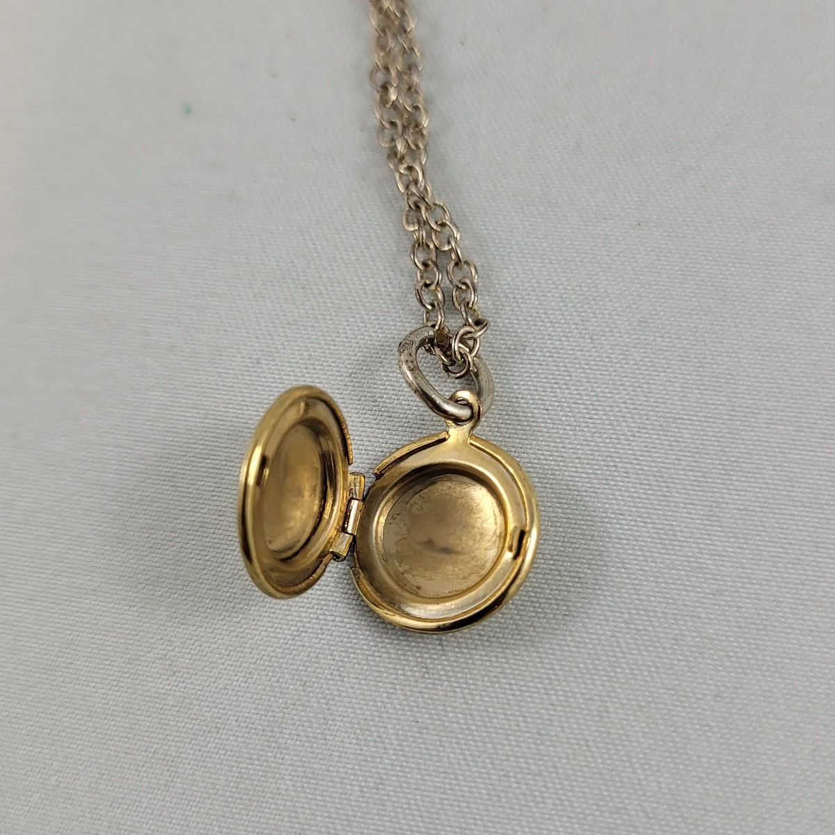 Small 12mm Hinged Round Gold Plated Copper Locket Pendant -2.jpg