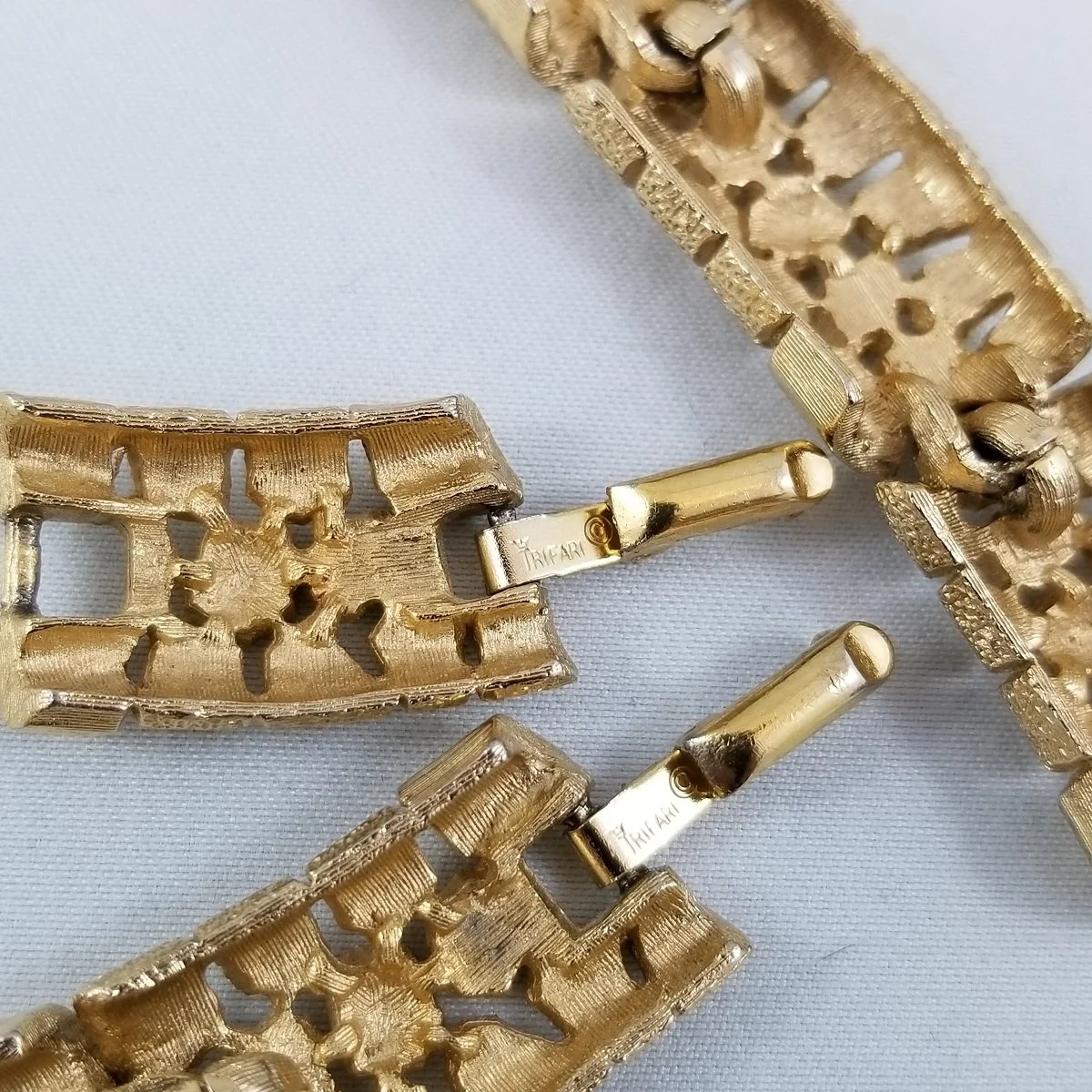 Trifari Crown 1950's Gold-Tone Tessellated Honeycomb Collier Necklace with Signed Extender -6.jpg