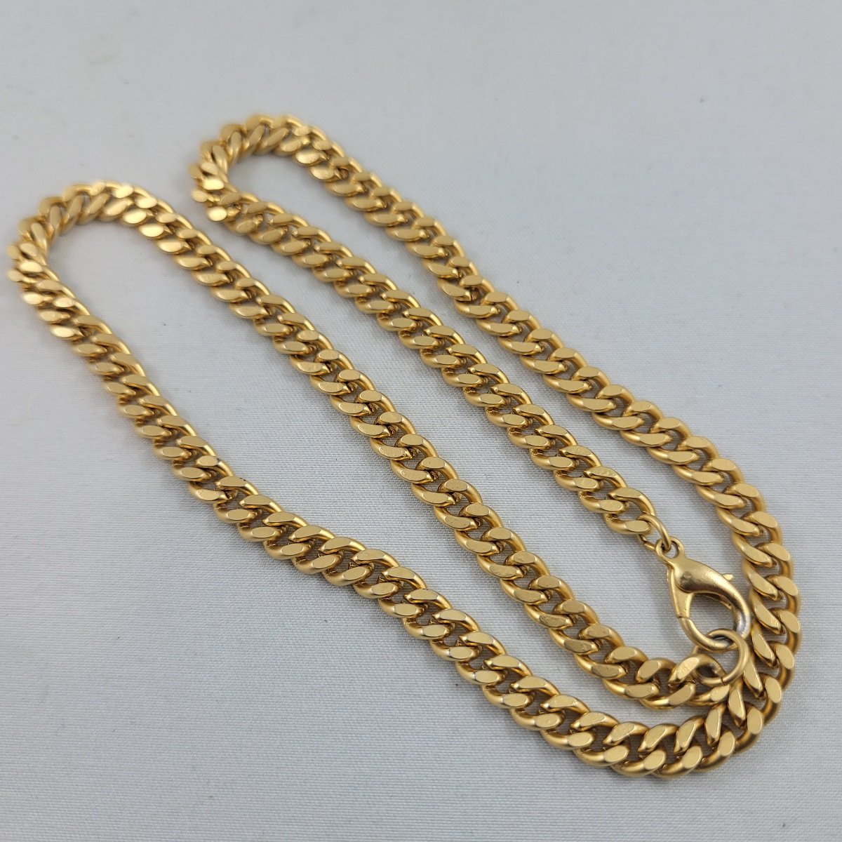 1980's - 1990's Classic Matte Satin Gold 5.8mm Thick Curb Chain 18.5 Inch Princess Necklace