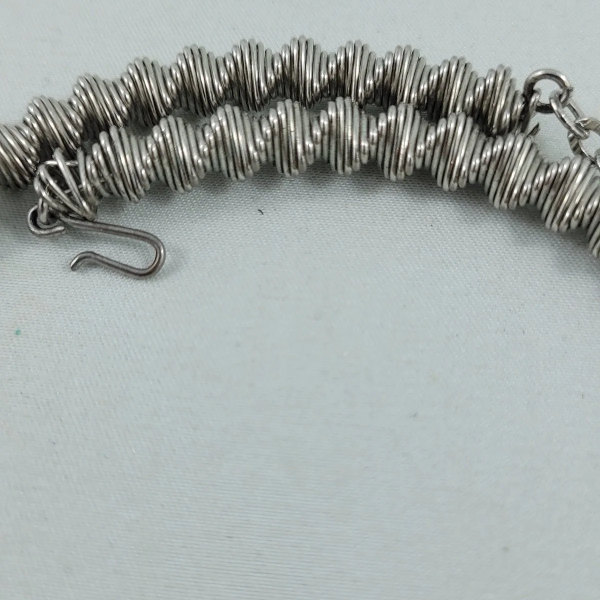 1950's - 1960's Modernist Simple Helix Coiled Spiral Memory Flex Wire Silver Adjustable Choker Necklace -3.jpg