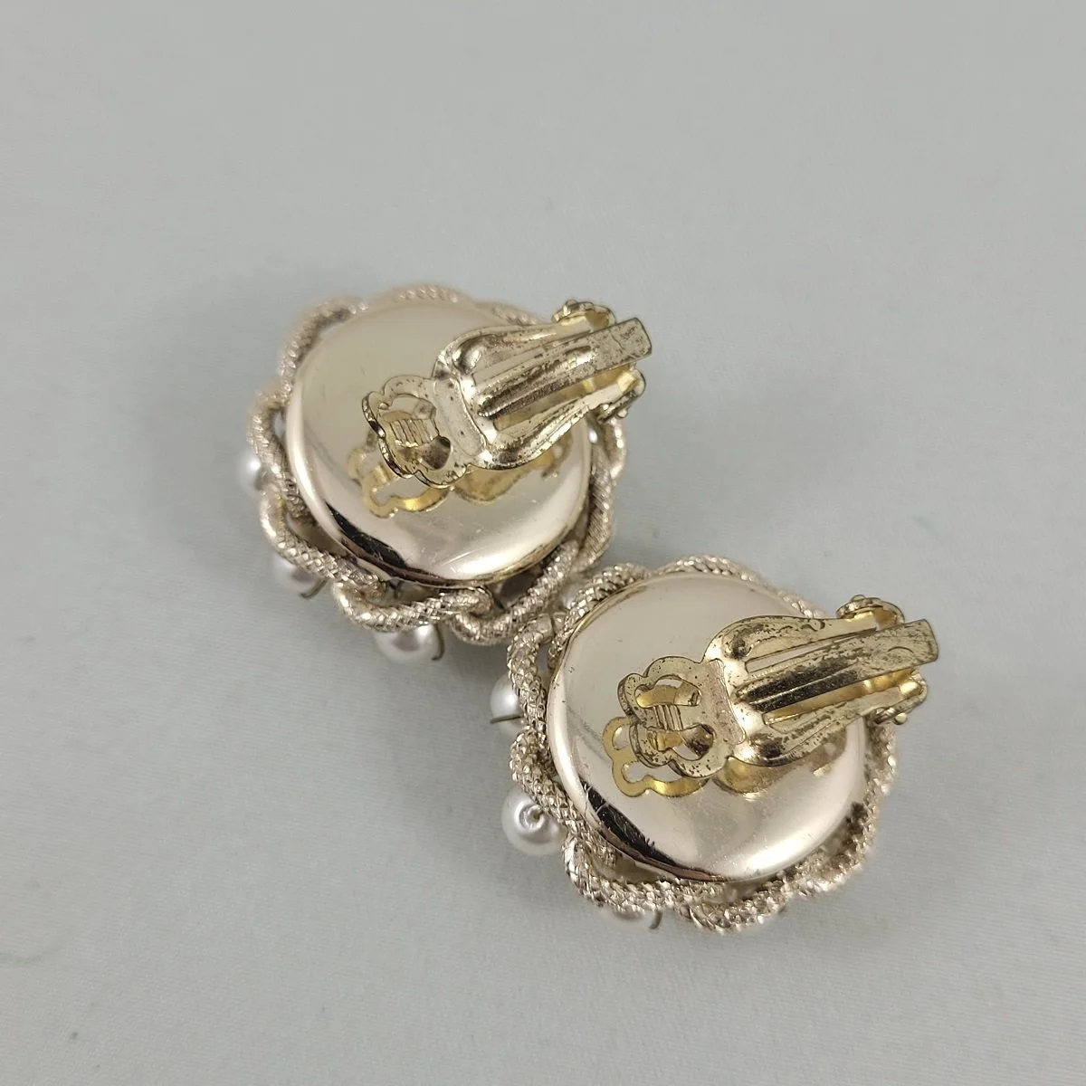 1950's - 1960's Lightweight Faux Pearl Cluster Gold-tone Chain Wire Wrap Clip-on 1 Inch Earrings Backside