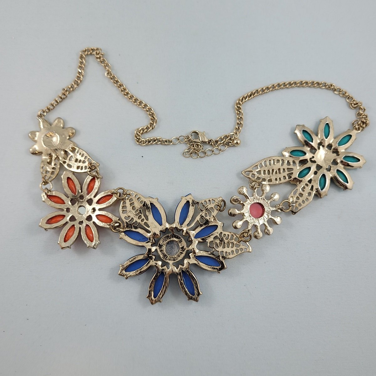Gemmed Cabochon Filigree Flower Gold 19-22 Inch Necklace Backside