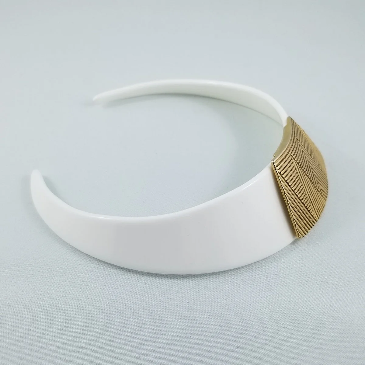Egyptian Revival White Lucite Ribbed Gold-tone Cleopatra Collar Necklace -2.jpg