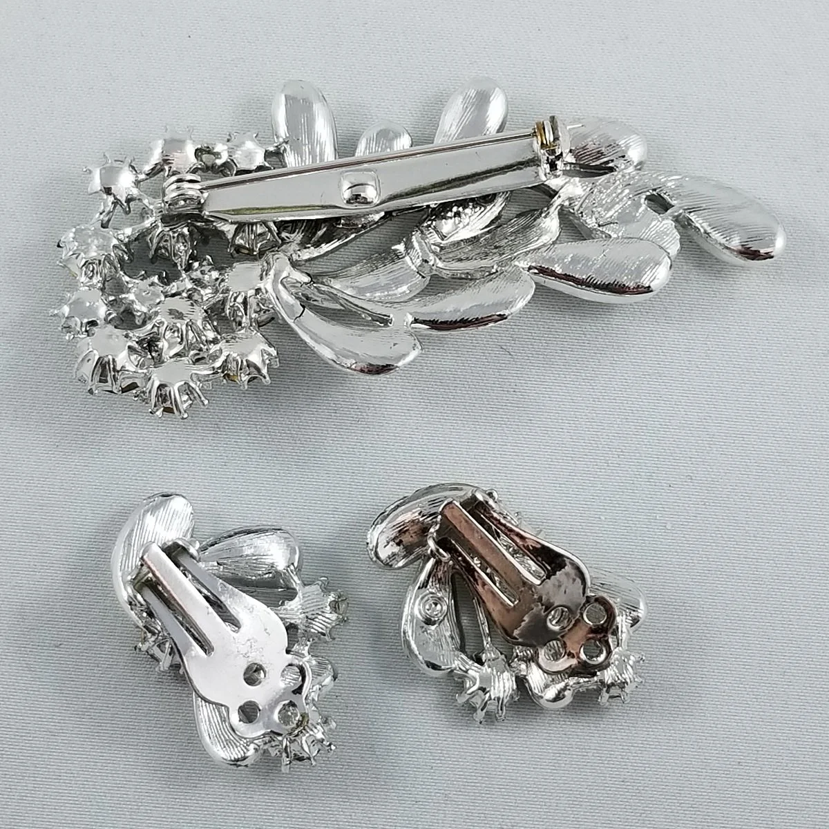 Coro Pegasus Sapphire Montana Blue Rhinestone Florentine Leaf Demi Parure Brooch Earrings Set -2.jpg