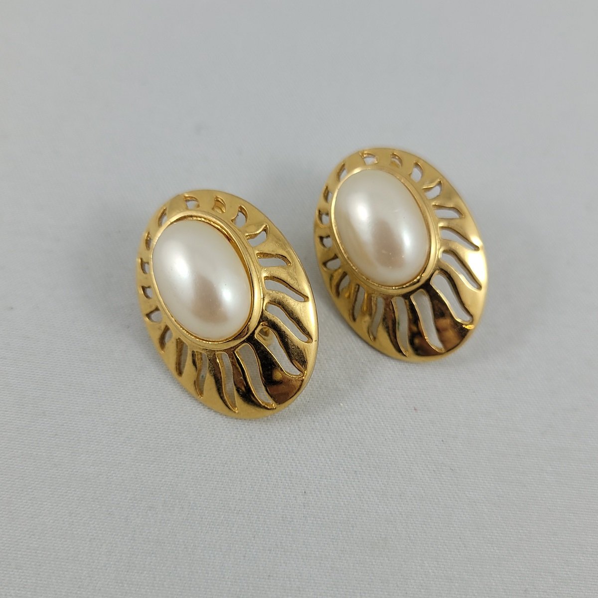 1960's Oval Faux Mabe Pearl Cabochon Openwork Golden Sun Rays Hinged Screw-Back Clip 1.125 Inch Earrings Side View