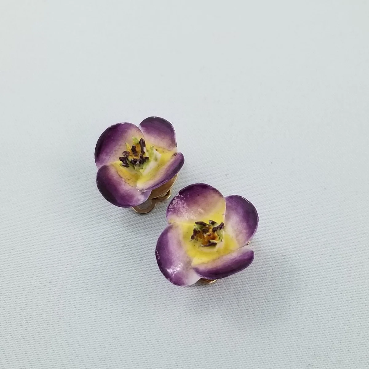 1950's Bone China Hand Painted 16mm Pansy Flower Gold Clip Earrings Made in England -2.jpg