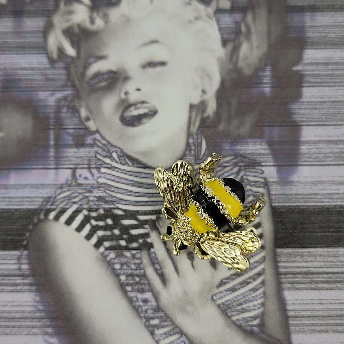 Gerry's Bumblebee Insect Bug Yellow Black Enamel Gold Bee 1 Inch Lapel Pin Brooch Pose