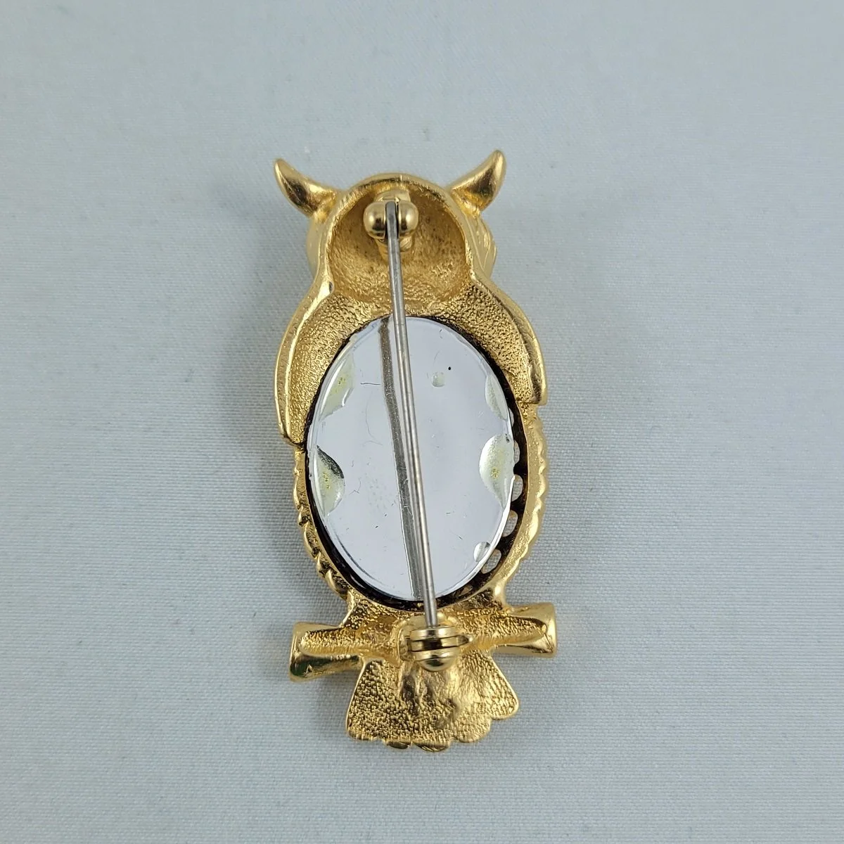 Satin Gold Dog Tooth Inset Faceted Magenta Foil Back Cabochon Belly Peridot Rhinestone Perched Owl Brooch Backside