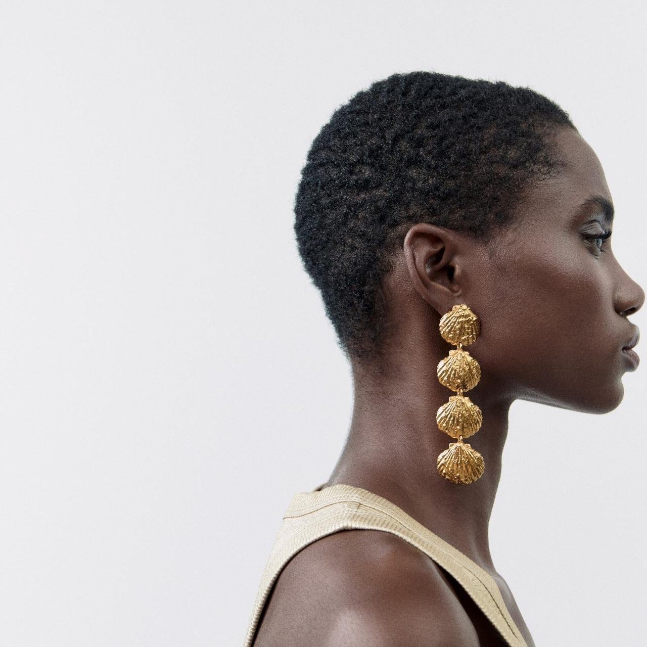 ZARA Satin Goldtone Scallop Shell Seashell Drop Dangle Earrings New Packaged 1124/017/303 Pose