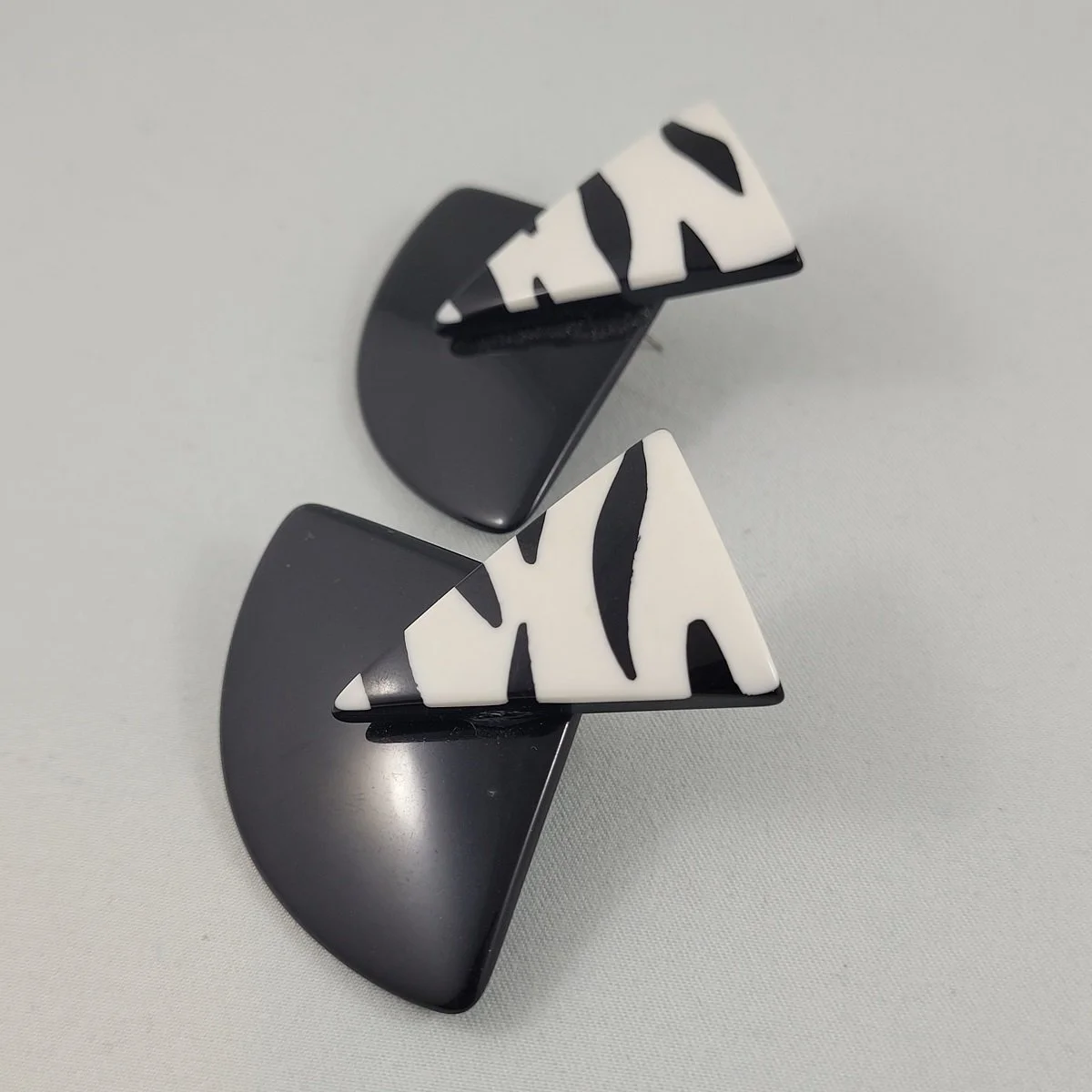 Monochrome Geometric Triangular Fan Black White Zebra Striped Layered Laminated Plastic Pierced Earrings -2.jpg