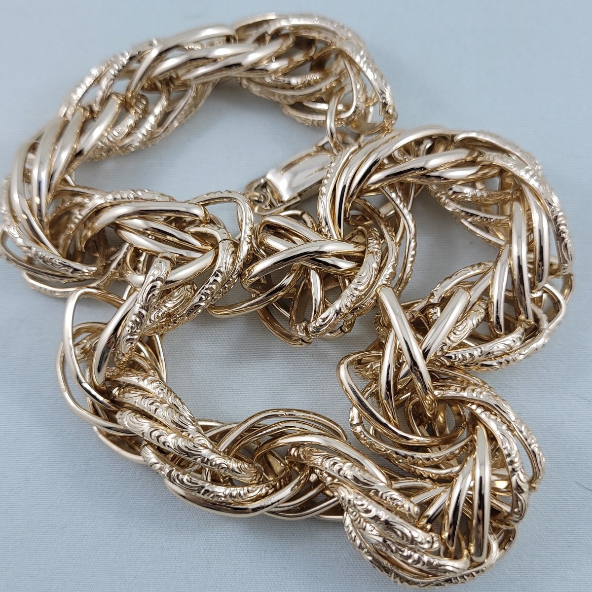 French Rope 1960's Textured Smooth Gold Aluminum 1 Inch Links Chunky Chain 17 Inch Choker Necklace Close Up