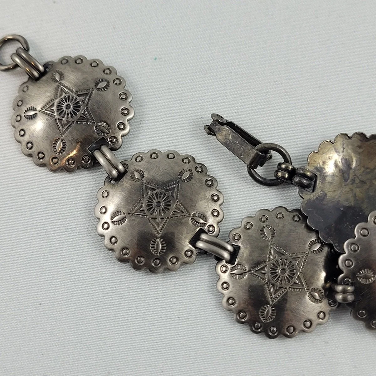 Southwest Navajo Etched Star Silver-tone Scalloped Round Panel Link 8 Inch Bracelet Close Up