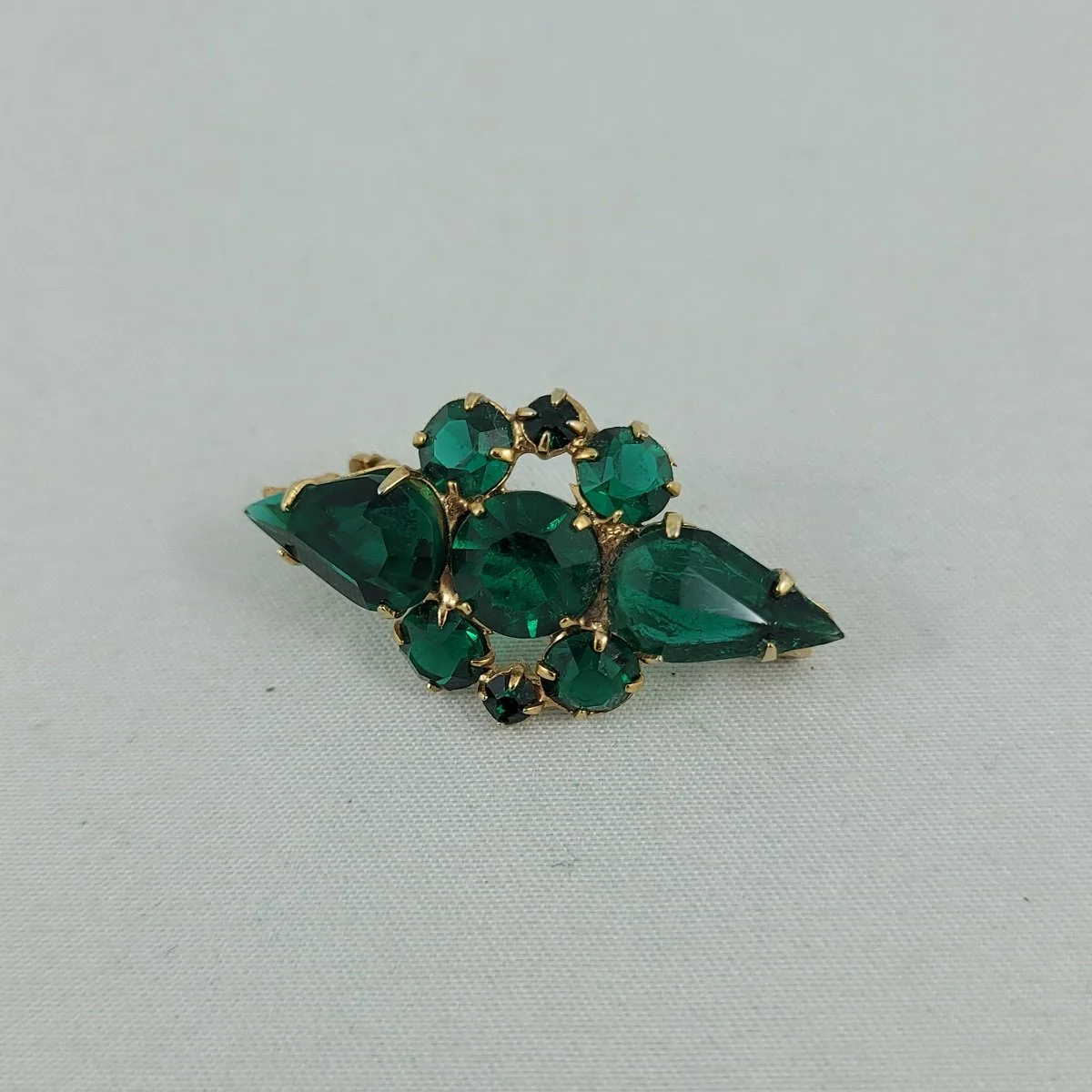 Juliana DeLizza & Elster Emerald Green Pear Chaton Prong Set Rhinestone Open-Back Gold Brooch
