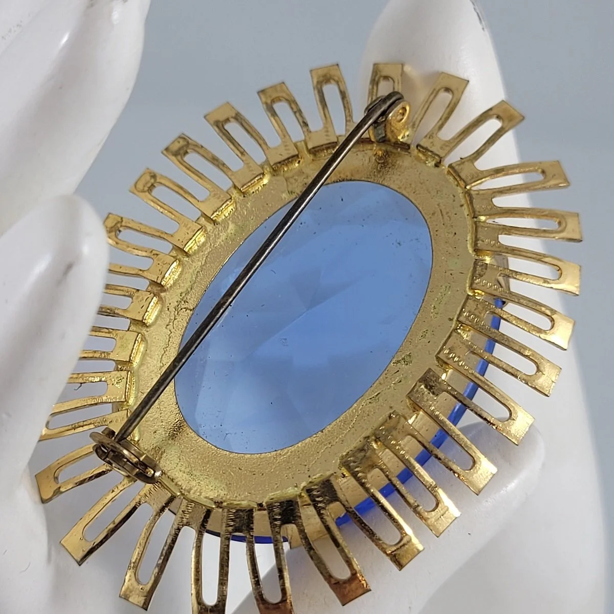 Austrian Unmarked Faceted Oval Simulated Blue Sapphire Crystal Wide Prong Set Open-back Gold Brass Sunburst Brooch Close Up