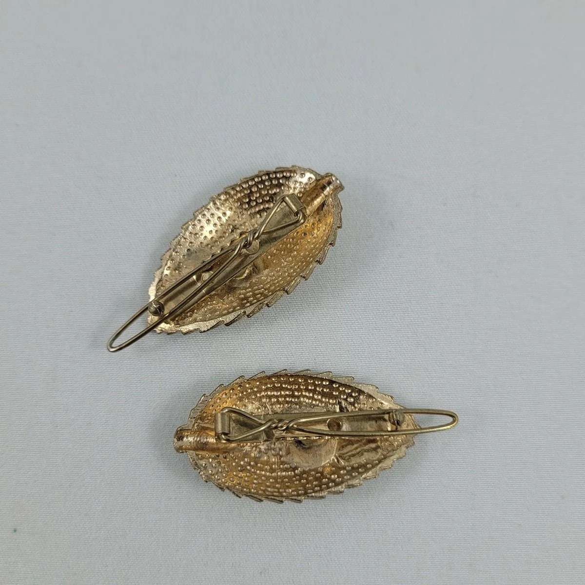 Vintage Pair of Textured Brushed Gold Leaf 1.5 Inch Hair Clip Barrettes Backside